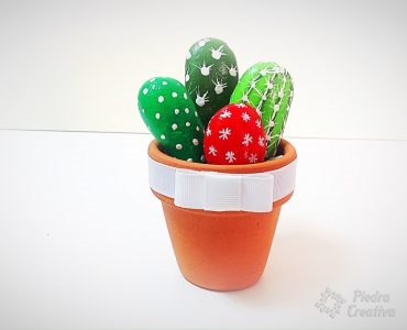 Maceta de cactus realizada con piedras