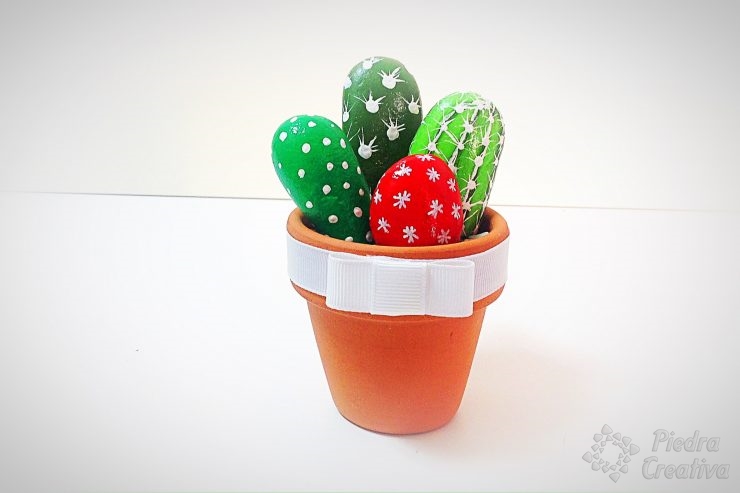 Maceta de cactus realizada con piedras