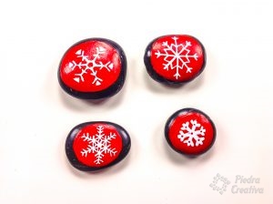 copos detalles rojos 300x224 - Painting snowflake stones