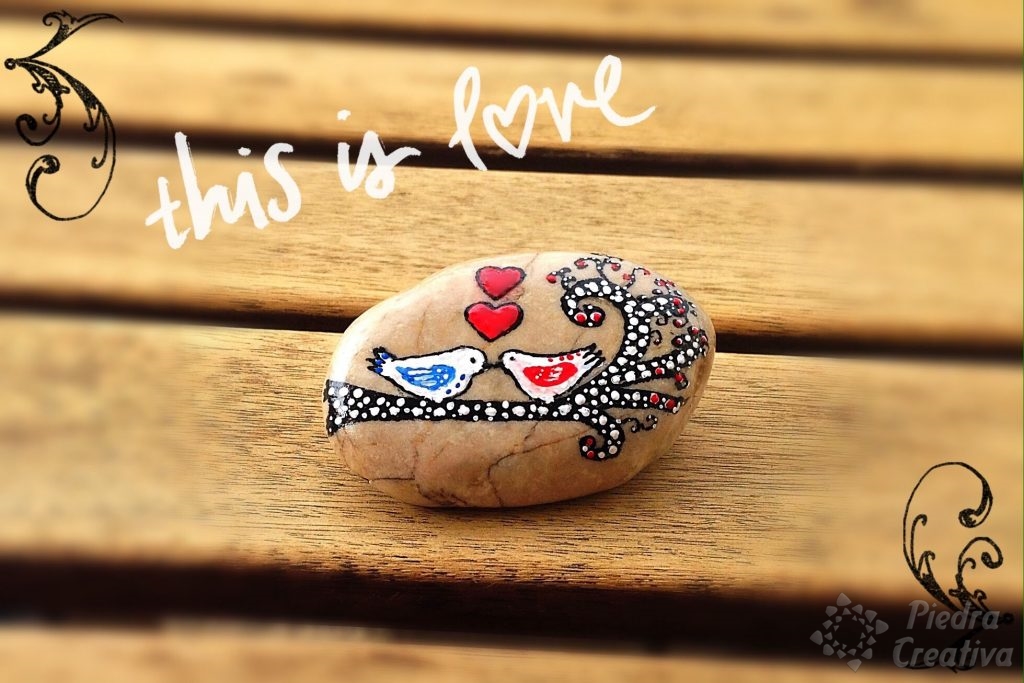 Pájaros pintados en piedra para San Valentín