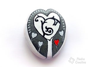 piedra pintada de blanco arbol corazon 300x224 - Como pintar piedras
