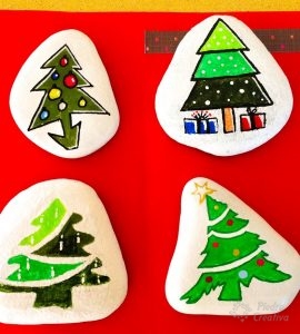 Piedras con árboles de navidad