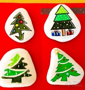 Piedras con árboles de navidad
