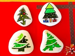 piedras con arboles de navidad clasicos 300x224 - Christmas tree painted rocks