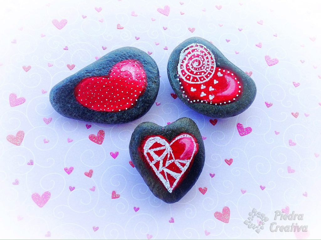 Corazones pintados en piedra para San Valentín