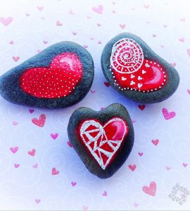 Corazones pintados en piedra para San Valentín