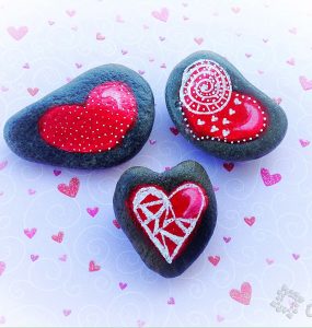 Corazones pintados en piedra para San Valentín