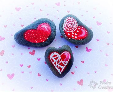 Corazones pintados en piedra para San Valentín