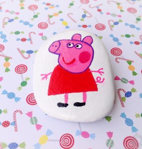 Peppa Pig pintada en piedra c