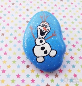 Manualidad de Olaf pintado en piedra
