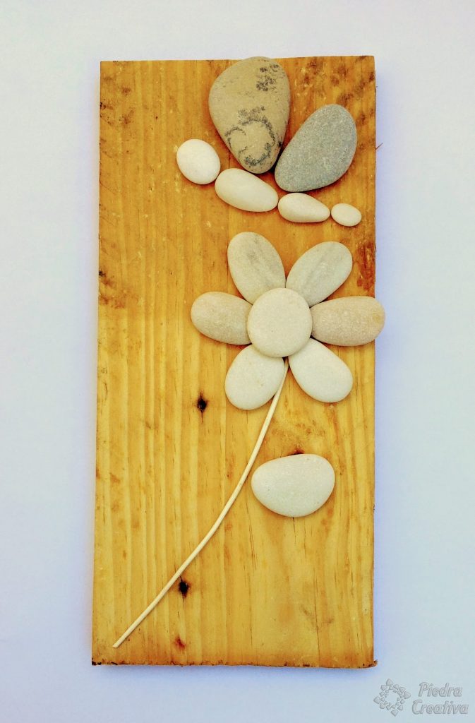 manualidad de como hacer flores de piedras pintadas 673x1024 - Cómo pintar flores en piedras