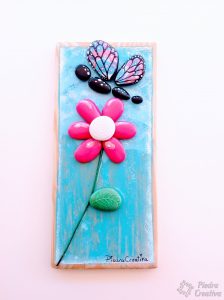 resultado final manualidad de como hacer flores pintadas en piedras 224x300 - Flor pintada en piedra con mariposa