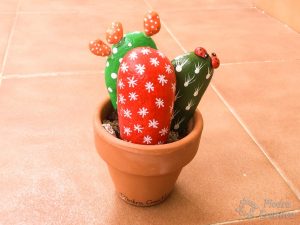 diy cactus con piedras 300x225 - How to paint cactus rocks