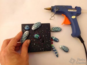 diy pegando libelula piedras pintadas 300x224 - La libélula... el símbolo del cambio