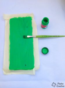 lienzo pintado verde 224x300 - Manualidades con la jirafa mágica de África