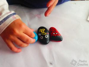 Monstruos de piedras pintadas por los peques