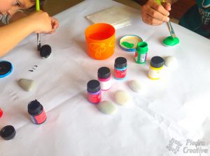 Pintando piedras con los peques