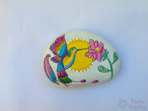 diy colibri pintado en piedra piedracreativa 300x224 - Hummingbird in rock painting