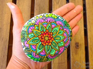 diy mandala en piedra con flor piedracreativa 300x224 - Rock painting with mandalas