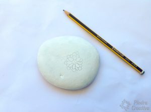 diy mandala flor dibujada 300x224 - Cómo hacer un mandala en piedra para decorar