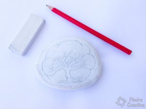 diy manualidad arbol puntillismo 300x224 - Árbol pintado en piedra con puntillismo