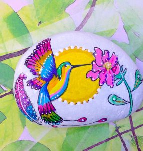 Piedra pintada de colibrí