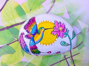 diy piedra pintada colibri de piedracreativa 300x224 - Manualidad de piedra pintada con colibrí pintado