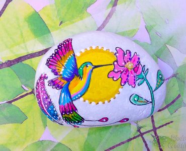 Piedra pintada de colibrí