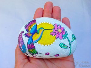 diy piedra pintada de colibri piedracreativa 300x224 - Diy piedras pintadas de colibrí