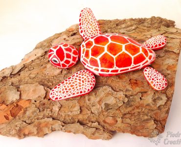 manualidad de tortuga pintada en piedras rojas