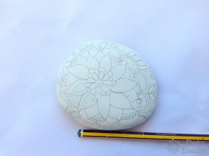 flor dibujada mandala 300x224 - Cómo hacer un mandala en piedra para decorar