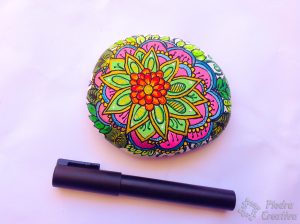 mandala de flor perfilada 300x224 - Rock painting with mandalas