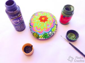 manualidad de mandala flor pintada 300x224 - Cómo hacer un mandala en piedra para decorar