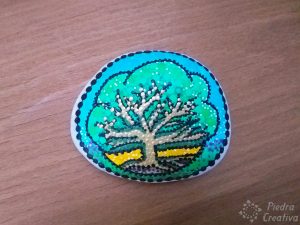 manualidad de piedra puntillismo 300x225 - Árbol pintado en piedra con puntillismo