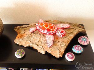 manualidad de piedras pintadas tortuga roja 300x224 - Poderosa tortuga de piedras pintadas ¡Despacito y con buena letra!
