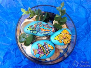 manualidad peces pintados en piedra 300x224 - Paint rocks to look like fishes