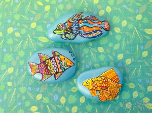 peces piedras pintadas 300x224 - Paint rocks to look like fishes