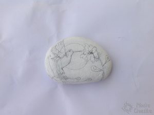 piedra dibujada con colibri 300x224 - Hummingbird in rock painting