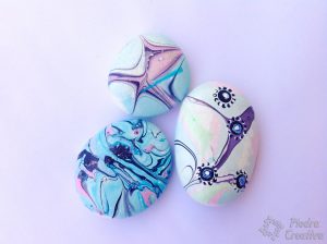 piedras azules con esmalte 300x224 - DIY de piedras pintadas con esmalte PiedraCreativa