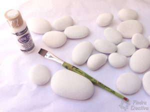 piedras pintadas blancas para esmalte 300x224 - How to paint stones with nail polish