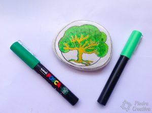 rotuladores para manualidad de puntillismo 300x224 - Árbol pintado en piedra con puntillismo