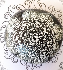 Diy mandala pintado en piedra en blanco y negro