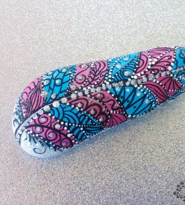 DIY pluma pintada en piedra con brillo
