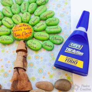 diy piedras pintadas para cuadro profe con nombres 300x300 - Tree painted rock to remember