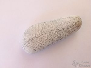 diy pluma dibujada en piedra 300x224 - A soft feather painted in stone!