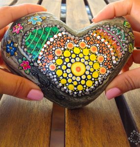 Mandala de corazón sobre piedra pintada de PiedraCreativa