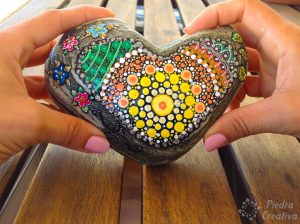 mandala corazon en piedra pintada piedracreativa 300x224 - Mandala de corazón sobre piedra pintada de PiedraCreativa