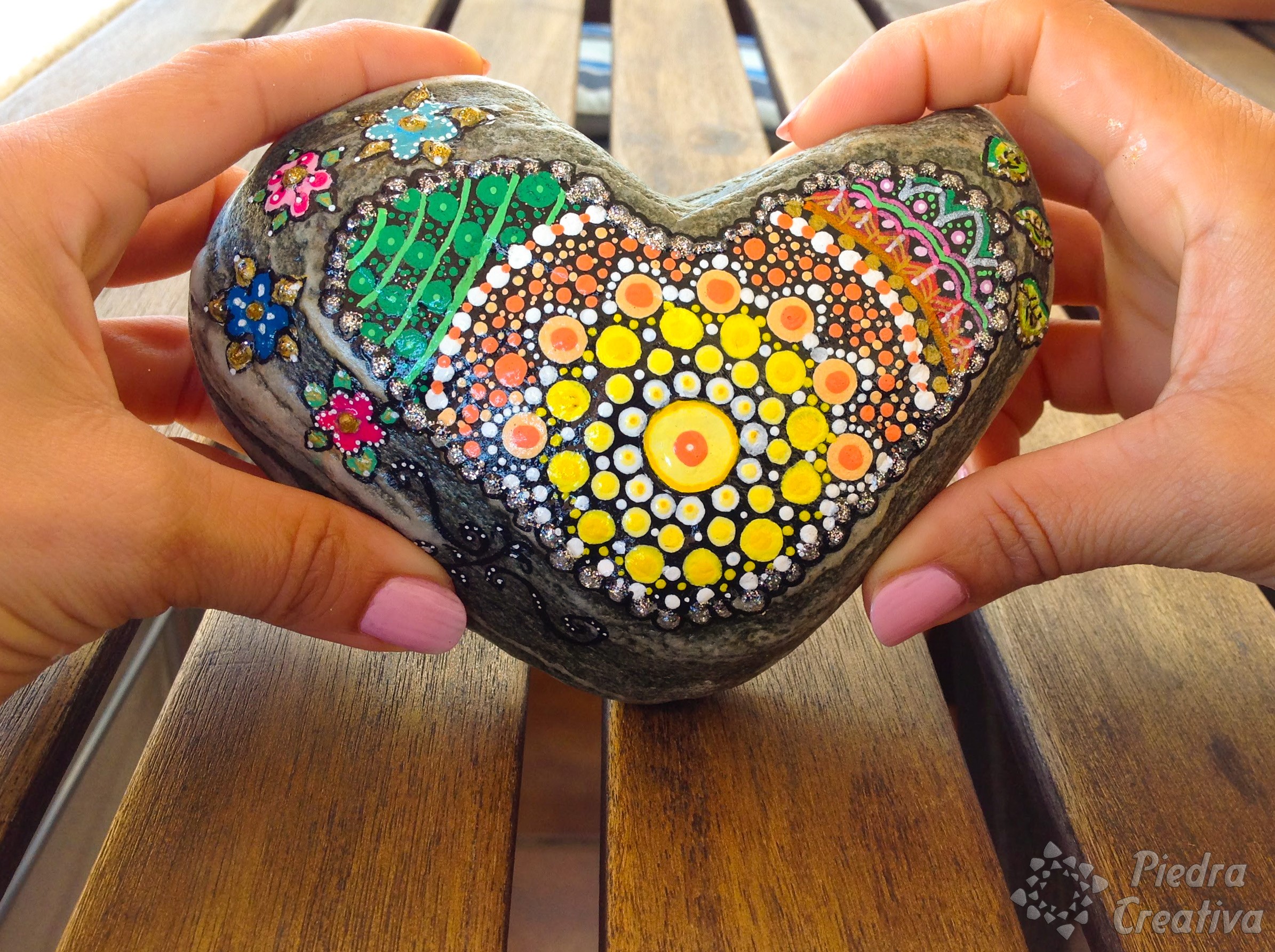 Mandala de corazón sobre piedra pintada de PiedraCreativa