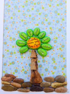 Manualidad árbol de nombres con piedras pintadas