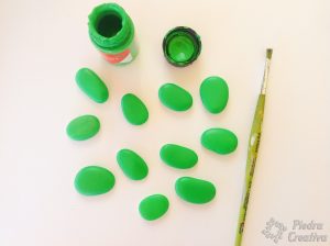 piedras pintadas verde para arbol de nombres 300x224 - Árbol de piedras pintadas para recordar